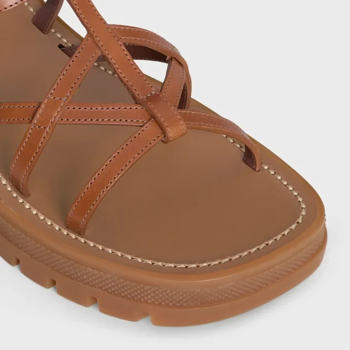 CELINE – Clea Triomphe sandalen met bandjes van kalfsleer – plantaardig gelooid