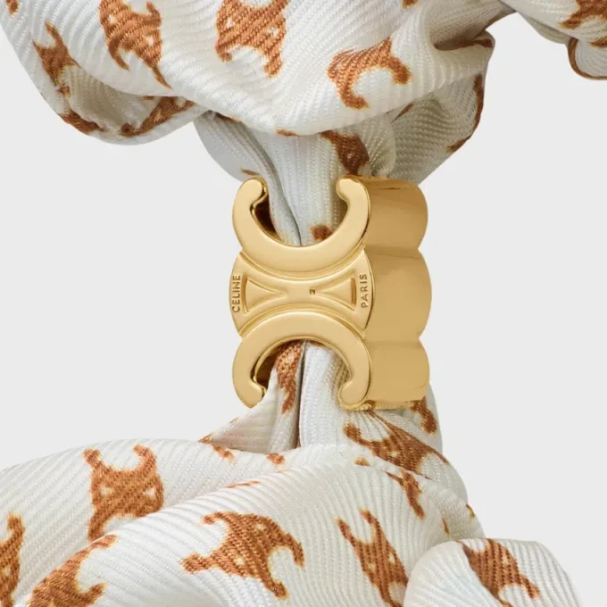 CELINE Mini Triomphe Scrunchy van zijde en messing met gouden afwerking