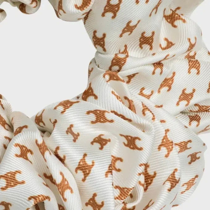 CELINE Mini Triomphe Scrunchy van zijde en messing met gouden afwerking