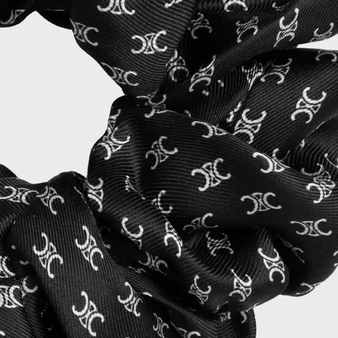 CELINE Mini Triomphe Scrunchy van zijde en messing met gouden afwerking