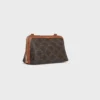 Clutch met ketting in Triomphe Canvas en lamsleer Clutch met ketting in Triomphe Canvas en lamsleer