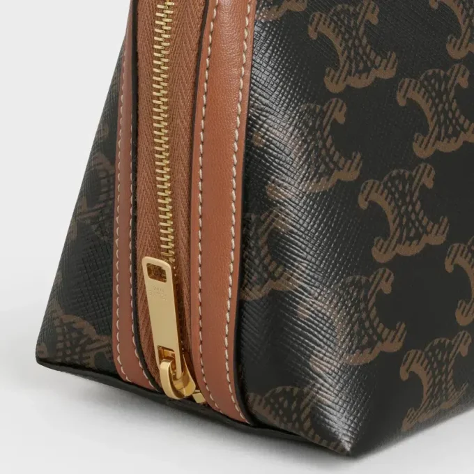 Clutch met ketting in Triomphe Canvas en lamsleer Clutch met ketting in Triomphe Canvas en lamsleer