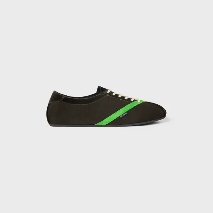 De platte sneaker in grosgrain, fluweel, suède geitenleer en lamsleer