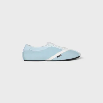 De platte sneaker in grosgrain, fluweel, suède geitenleer en lamsleer