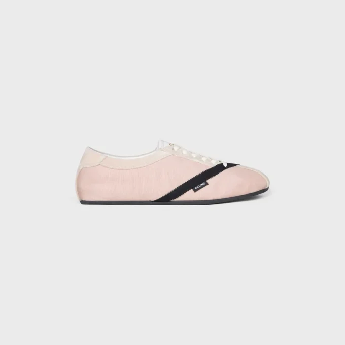 De platte sneaker in grosgrain, fluweel, suède geitenleer en lamsleer