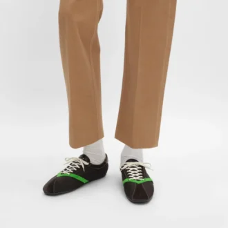 De platte sneaker in grosgrain, fluweel, suède geitenleer en lamsleer