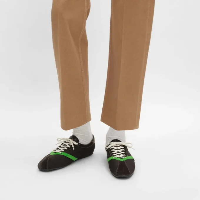 De platte sneaker in grosgrain, fluweel, suède geitenleer en lamsleer