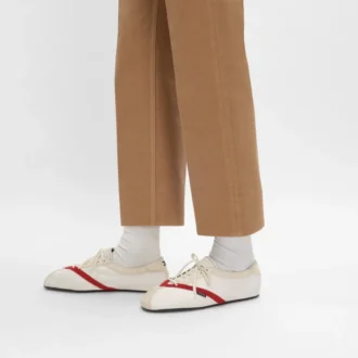 De platte sneaker in grosgrain, fluweel, suède geitenleer en lamsleer