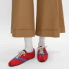 De platte sneaker in grosgrain, fluweel, suède geitenleer en lamsleer