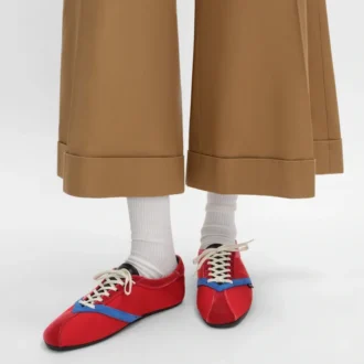 De platte sneaker in grosgrain, fluweel, suède geitenleer en lamsleer