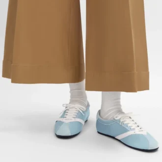 De platte sneaker in grosgrain, fluweel, suède geitenleer en lamsleer