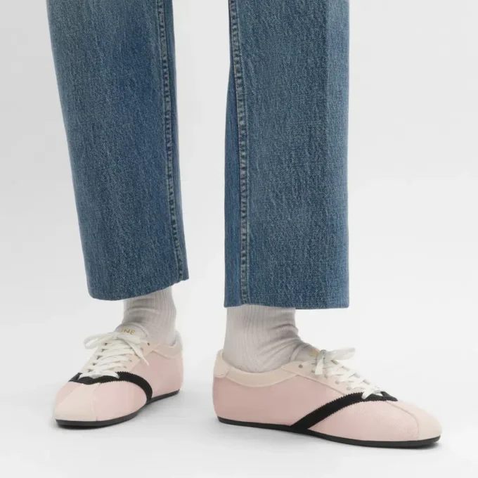 De platte sneaker in grosgrain, fluweel, suède geitenleer en lamsleer