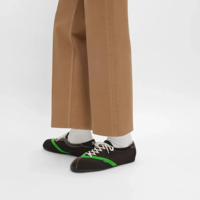 De platte sneaker in grosgrain, fluweel, suède geitenleer en lamsleer