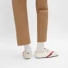 De platte sneaker in grosgrain, fluweel, suède geitenleer en lamsleer