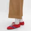 De platte sneaker in grosgrain, fluweel, suède geitenleer en lamsleer