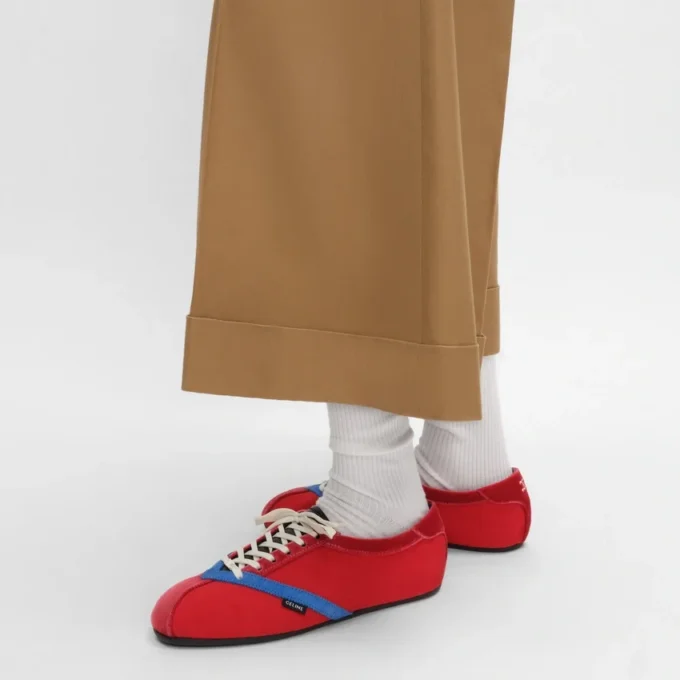 De platte sneaker in grosgrain, fluweel, suède geitenleer en lamsleer
