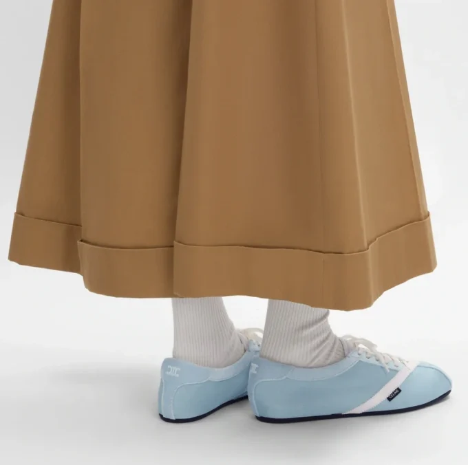 De platte sneaker in grosgrain, fluweel, suède geitenleer en lamsleer