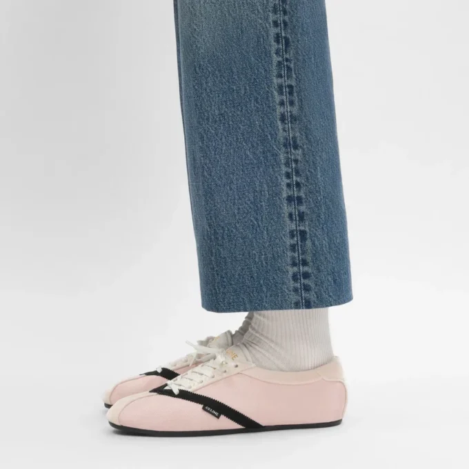 De platte sneaker in grosgrain, fluweel, suède geitenleer en lamsleer