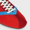 De platte sneaker in grosgrain, fluweel, suède geitenleer en lamsleer