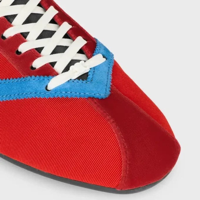De platte sneaker in grosgrain, fluweel, suède geitenleer en lamsleer