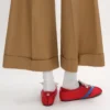 De platte sneaker in grosgrain, fluweel, suède geitenleer en lamsleer