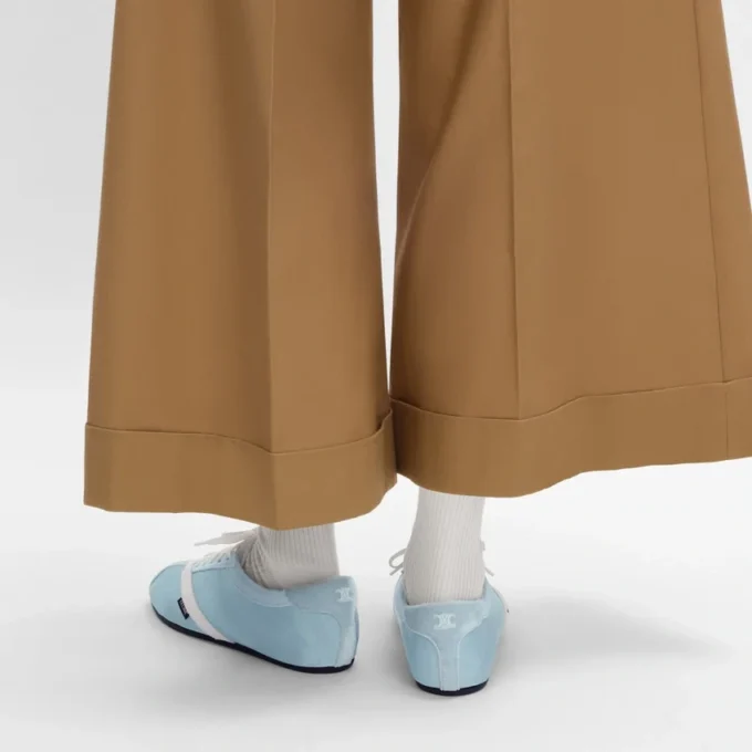 De platte sneaker in grosgrain, fluweel, suède geitenleer en lamsleer
