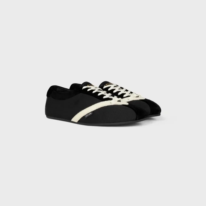 De platte sneaker in grosgrain, fluweel, suède geitenleer en lamsleer