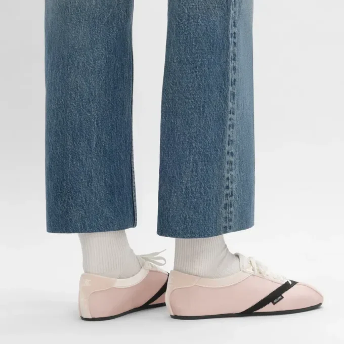 De platte sneaker in grosgrain, fluweel, suède geitenleer en lamsleer