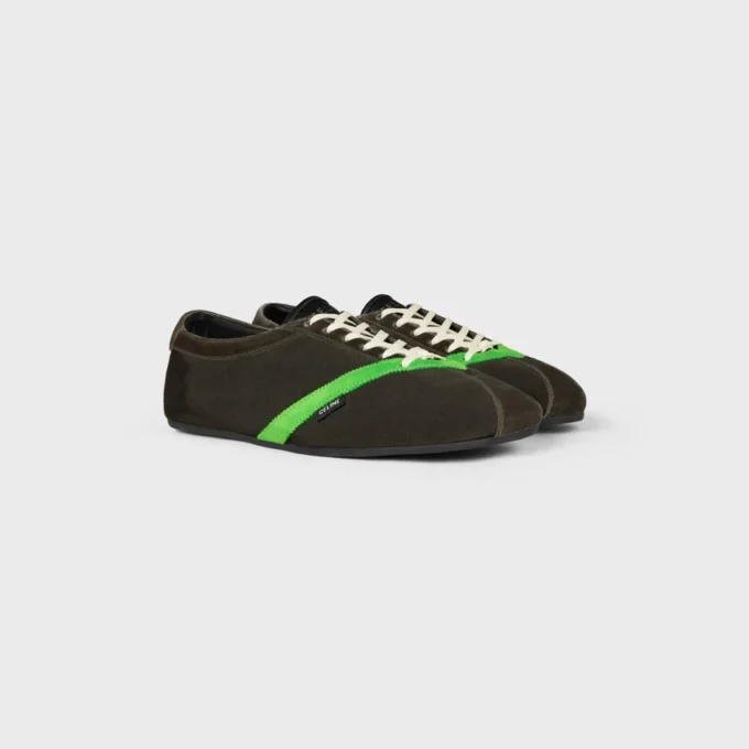 De platte sneaker in grosgrain, fluweel, suède geitenleer en lamsleer