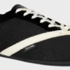 De platte sneaker in grosgrain, fluweel, suède geitenleer en lamsleer
