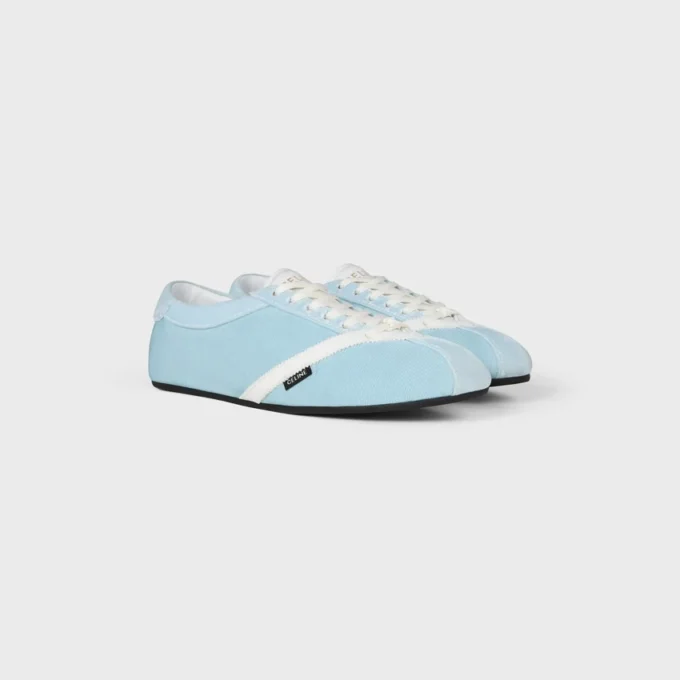 De platte sneaker in grosgrain, fluweel, suède geitenleer en lamsleer