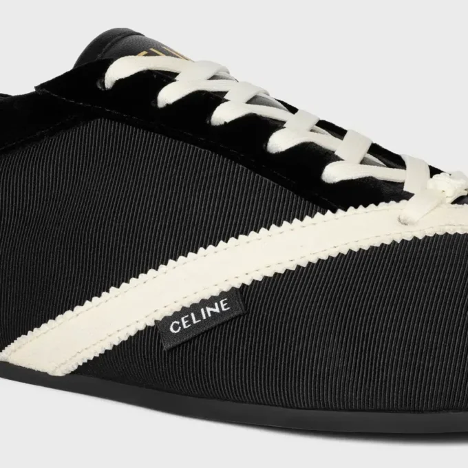 De platte sneaker in grosgrain, fluweel, suède geitenleer en lamsleer