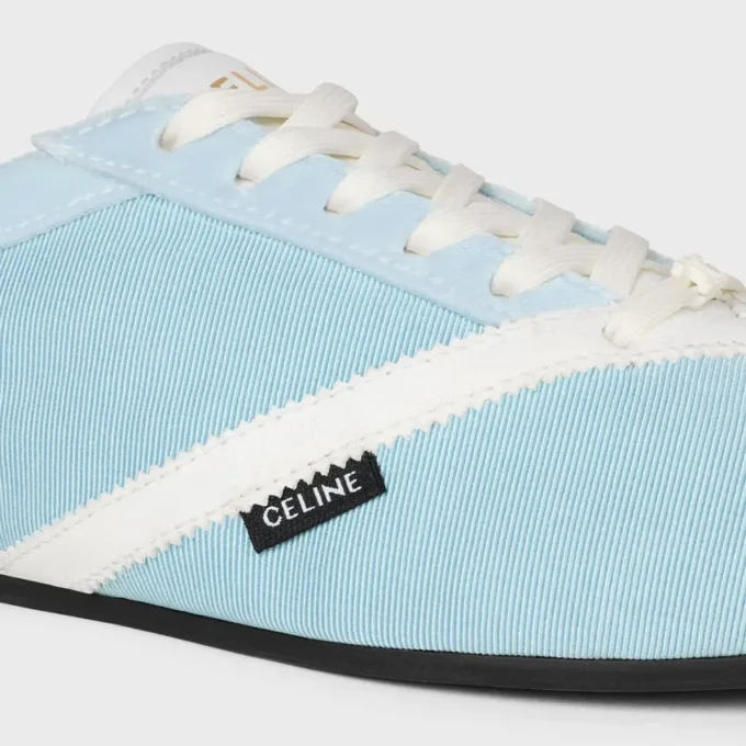 De platte sneaker in grosgrain, fluweel, suède geitenleer en lamsleer