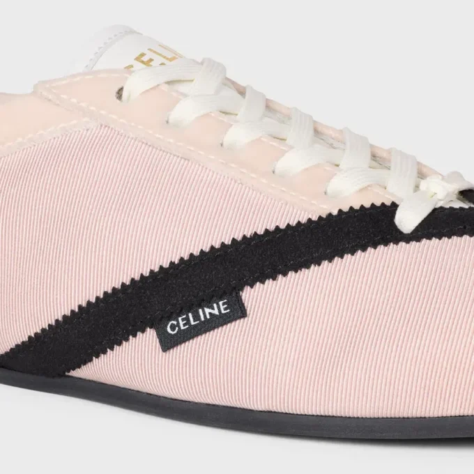 De platte sneaker in grosgrain, fluweel, suède geitenleer en lamsleer