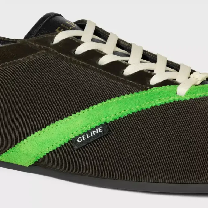 De platte sneaker in grosgrain, fluweel, suède geitenleer en lamsleer