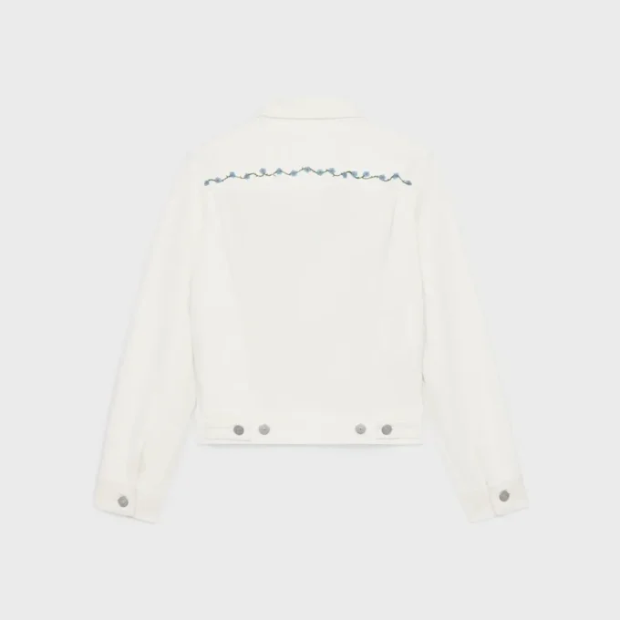 Geborduurd truckerjack van wit denim met raw wash