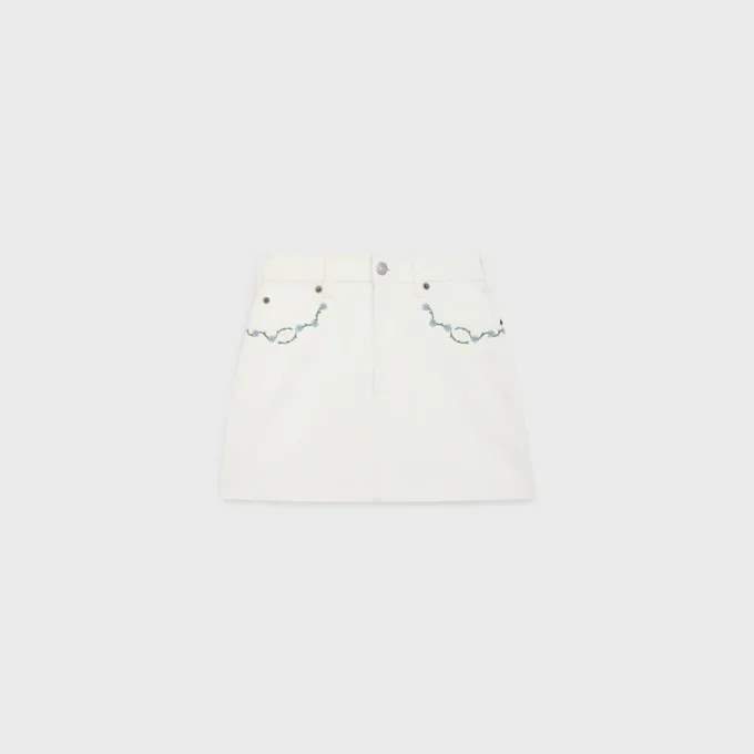 Geborduurde minirok van wit denim met raw wash