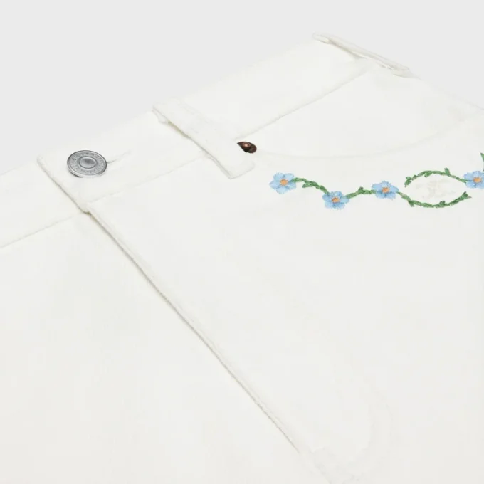 Geborduurde minirok van wit denim met raw wash