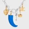 Kleine hoornbedel van hars, leer en messing met gouden afwerking