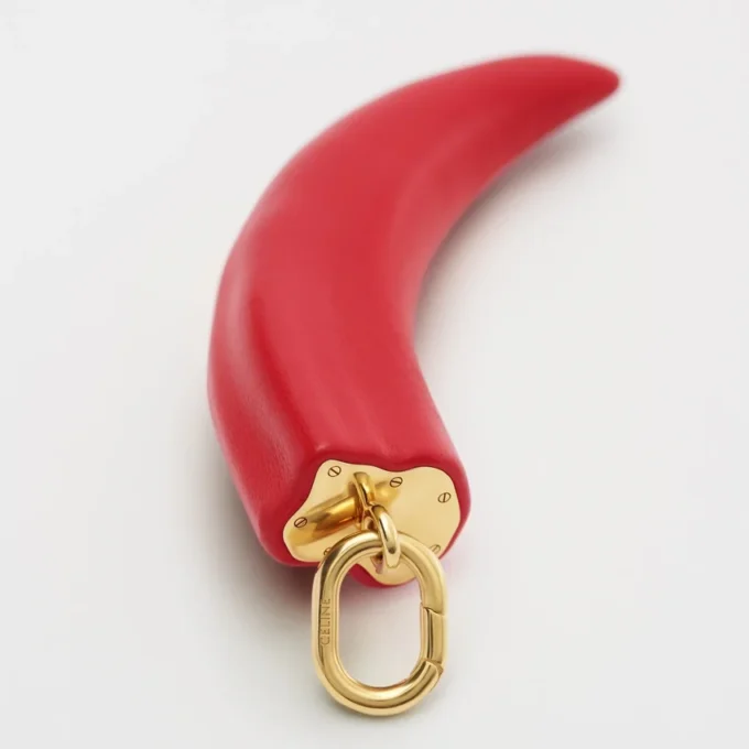 Kleine hoornbedel van hars, leer en messing met gouden afwerking