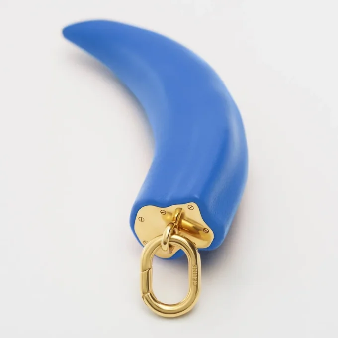 Kleine hoornbedel van hars, leer en messing met gouden afwerking