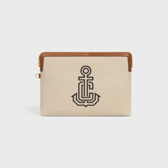 Kleine tas met riem van textiel met geborduurd anker en kalfsleer