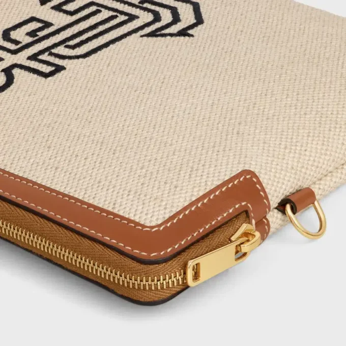 Kleine tas met riem van textiel met geborduurd anker en kalfsleer