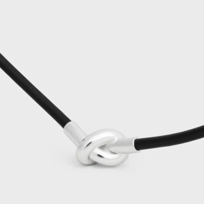 Knoopketting van kalfsleer en messing met rhodiumafwerking