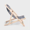 Ligstoel van hout en jacquardtextiel