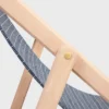 Ligstoel van hout en jacquardtextiel