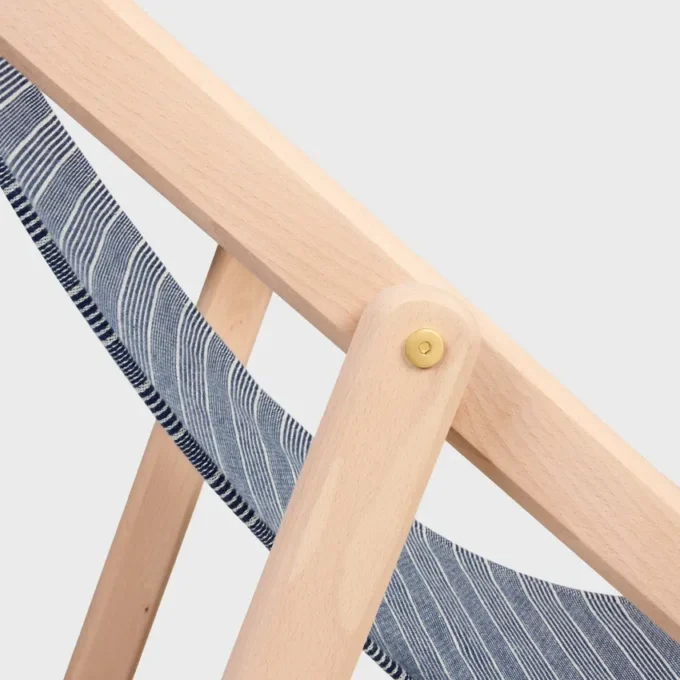Ligstoel van hout en jacquardtextiel