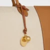 Maison Celine medaillonbedel van glad lamsleer en metaal