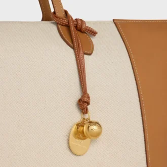 Maison Celine medaillonbedel van glad lamsleer en metaal