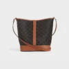 Middelgrote bucket in Triomphe Canvas en kalfsleer